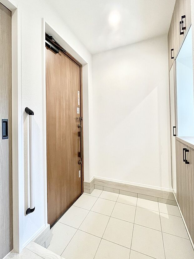 ◆1号棟◆~Entrance~ 玄関は家族が毎日出入りし、お客様をお迎えする「おうちの顔」♪明るくすっきりとした空間で、いつでも気持ちよくお客様をお出迎えできる、清潔感のある玄関です☆