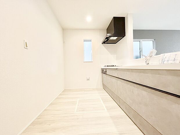 ◆1号棟◆~Kitchen~ 生活感が出やすいキッチンもワイドタイプならスッキリ見せられます。ゆとりのある広さを確保しており、ご家族みんなで並んで調理を楽しめる快適な空間です。
