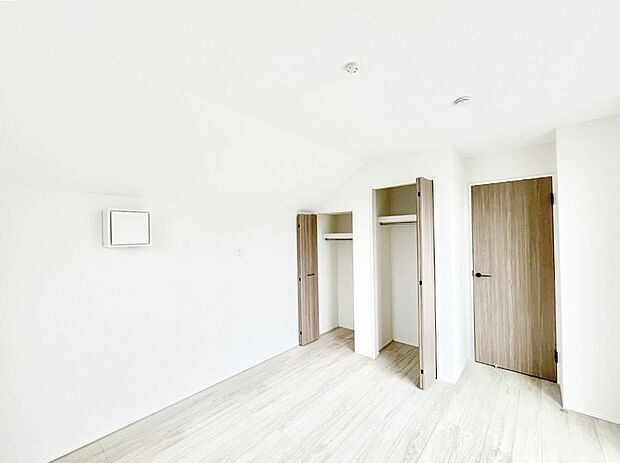 ◆1号棟◆~Bed Room~ 各居室に収納スペースを備え、衣類や日用品などをすっきり整理できます♪お部屋を広く使えるのも嬉しいポイント。居住空間を快適に保てる、使い勝手の良い住まいです☆