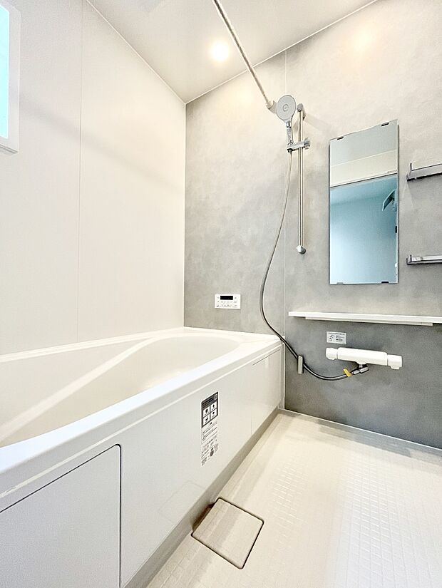 ◆1号棟◆~Bath Room~ ゆったり足を伸ばして寛げる広々バスルーム。1日の疲れを優しく癒やしてくれる快適な空間です。毎日のバスタイムが至福のリフレッシュ時間に変わります。