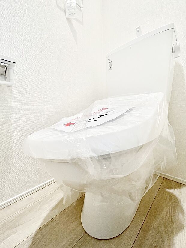 ◆1号棟◆~Toilet~ 清潔感のある水回り♪トイレはウォシュレット付きです◎トイレは毎日使わざるを得ないもの。いつも清潔を保ちたいですね。トイレが2ヶ所あるので朝の混雑時に便利です!