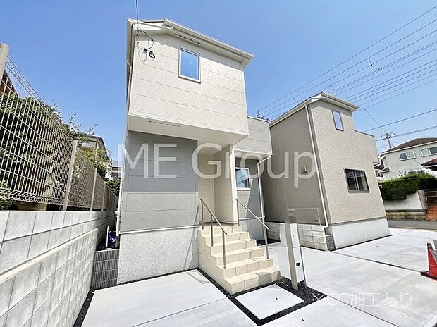 ◆1号棟◆~Exterior~ 堂々たる趣ながら、主張し過ぎずどこか余裕を感じさせるシャープなフォルムで佇む邸宅は、晴天の空と照らし合わせる事で、本来あるべき完成形の姿を見せてくれます。