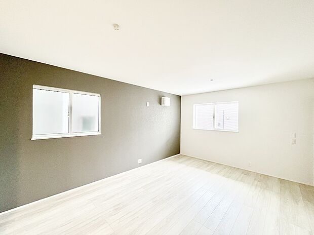 ◆1号棟◆~Living~ 陽光あふれる明るい空間です。居心地良く、ご家族皆がゆったり寛げる憩いの空間となりそうです。ご家族の会話も弾み、遅くまでおしゃべりが続いてしまいそう♪