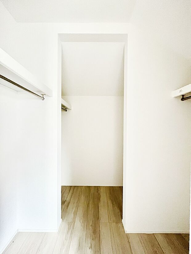 ◆1号棟◆~Walk-in Closet~ たくさんの洋服をかけてもシワになりにくいウォークインクローゼット。洋服以外にも、普段使わない家電やスーツケース、ストック品など何でも片付く嬉しい空間です。