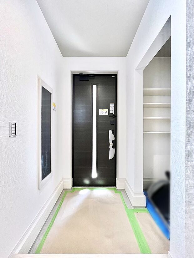 ~Entrance~ 家の中でお客様を迎える最初の場所である玄関は、家の印象そのものです!豊富な玄関収納で、常に綺麗に保つことが出来ます♪玄関にはたっぷり収納の下駄箱を完備!
