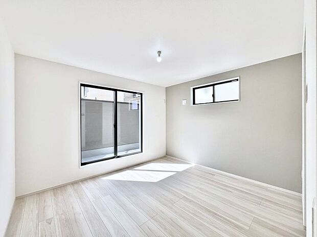 ~Bed Room~ 2面採光を確保した明るい室内は、風通しも良く、大変居心地の良い空間となっております。爽やかな風を感じて起きる朝は、快適生活の始まりに!日当たりや通風がとても良い住まい♪