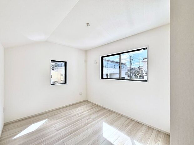 ~Bed Room~ 子供部屋はお子様にとって大変重な役割があります。子供一人で過ごす空間を与えることで、宿題や勉強時間も自然と増えまた自ら部屋の片付けや掃除なども促すことに繋がります。