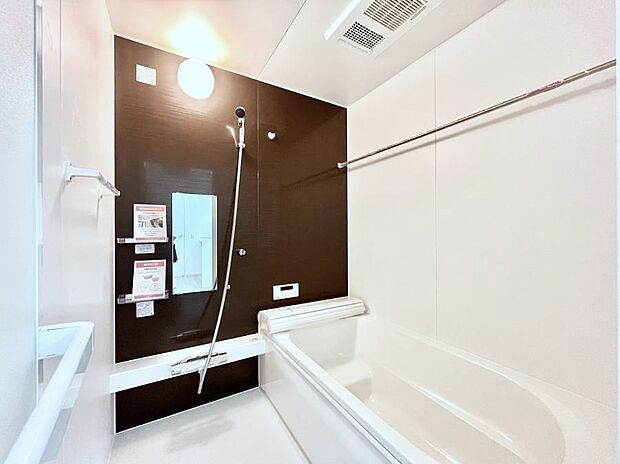 ~Bath Room~ 落ち着いた雰囲気の浴室で明日に向けてリフレッシュ。浴室乾燥機能も付いているので隣の洗濯機置き場で洗い上がった洗濯物を、雨の日も天気を気にせず乾燥させることも可能です。
