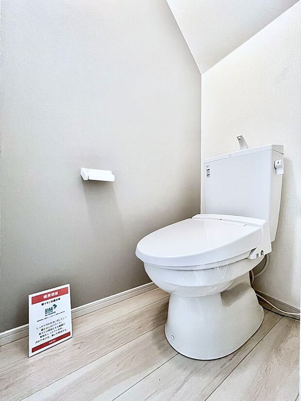 ~Toilet~ 綺麗・スッキリ・快適なウォシュレット付トイレでくつろげる空間です。トイレは毎日使わざるを得ないもの。いつも清潔を保ちたいですね。トイレが2ヶ所あるので朝の混雑時に便利です!