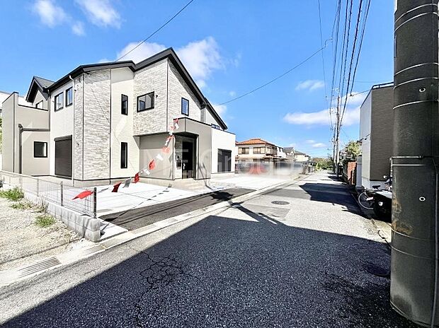 ~Exterior~ 前面道路は閑静な住宅地をはしる車通りの少ない道路。駐車の出し入れもらくらくです!ご不明点・現地見学のご希望は、お気軽にお問い合わせください!