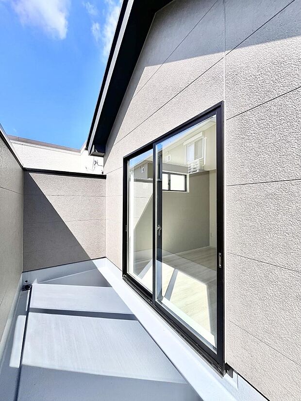 ~Balcony~ 大きな空に囲まれた気持ちのいい家。バルコニーを覗くだけで圧倒的な開放感に包まれます。バルコニーは陽がさしこみお布団や洗濯物を気持ちよく干すことができます。