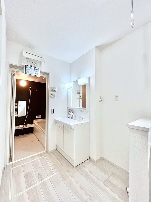 ~Dressing Room~ 明るく清潔感溢れるパウダールーム。毎日使う場所だからこそ、快適な空間となっております。シャンプードレッサーを採用しておりますので、朝シャンも手軽に出来ます。