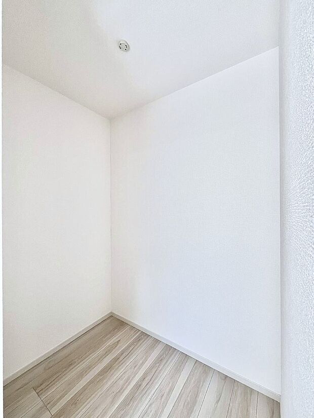 ~Walk-in Closet~ 衣装ケースやラックを自由に配置できる奥行きのあるウォークインクローゼット。季節の衣類や大きめの荷物もまとめて綺麗に整理でき、お部屋の生活感をスッキリ隠せます。