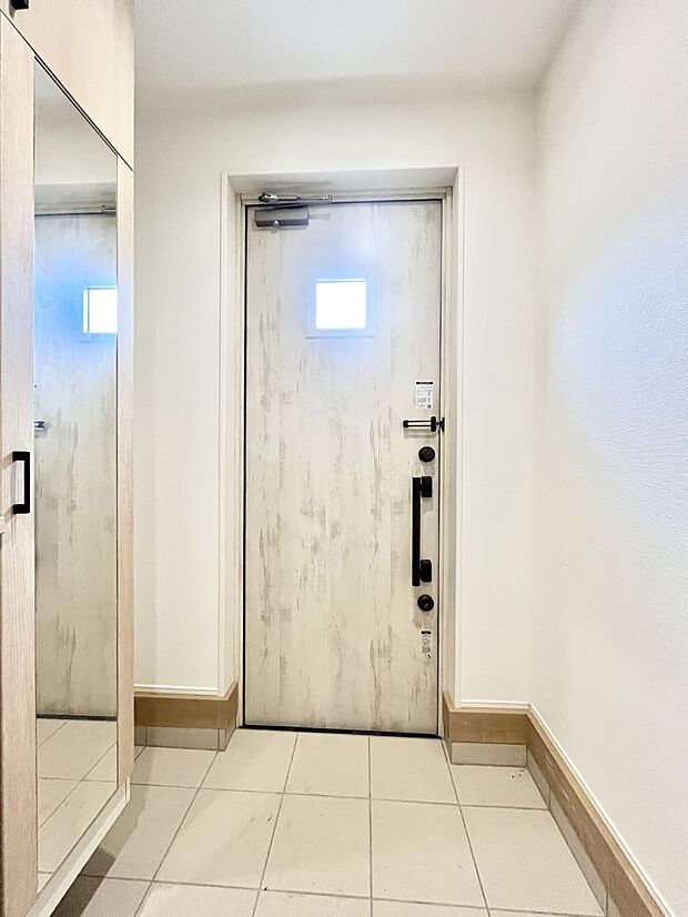 ~Entrance~ 家の中でお客様を迎える最初の場所である玄関は、家の印象そのものです!豊富な玄関収納で、常に綺麗に保つことが出来ます♪玄関にはたっぷり収納の下駄箱を完備!