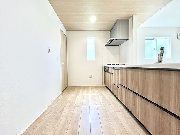 ～Kitchen～　広くて使いやすいキッチンなら家族でいっしょに料理をつくったり、後片付けも手間なくできちゃいます♪収納もたっぷりあるので、いつもすっきりと清潔な印象を保てます。