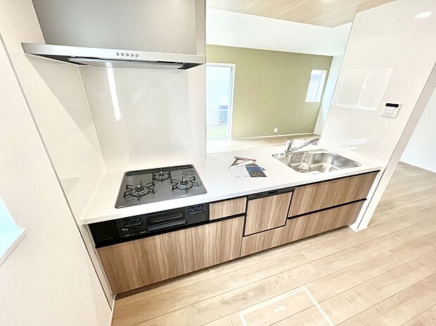 ～Kitchen～　会話が弾むリビング、料理が愉しくなるキッチン。家は、ただ生活する場ではなく、暮らしを愉しく、快適にする場所。笑顔の毎日、安らぎの日々のために、最新の設備・仕様を採用。