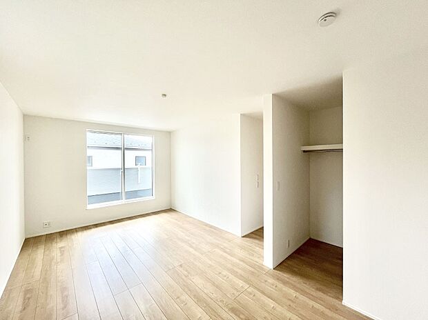 ～Bed Room～  全居室には収納クローゼットを完備！普段使いのお洋服や小物はもちろん、季節物のお洋服などもしっかりと整理整頓おしまい頂けます。  居室空間を広く使用できますね。