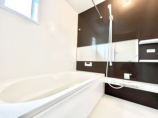 ~Bath Room~ ゆったりと足を伸ばして入浴することが可能!一日の疲れを癒す貴重なバスタイムです。お子様とご一緒でも十分な広さなので、リビングとは違った家族団欒のひと時をお楽しみいただけます。