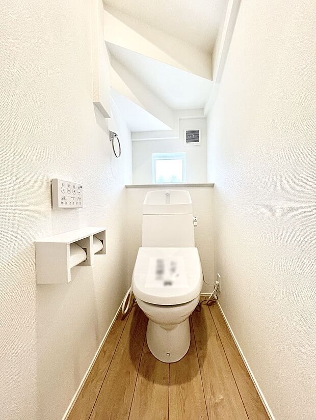 ~Toilet~ 綺麗・スッキリ・快適なウォシュレット付トイレでくつろげる空間です。トイレは毎日使わざるを得ないもの。いつも清潔を保ちたいですね。トイレが2ヶ所あるので朝の混雑時に便利です!