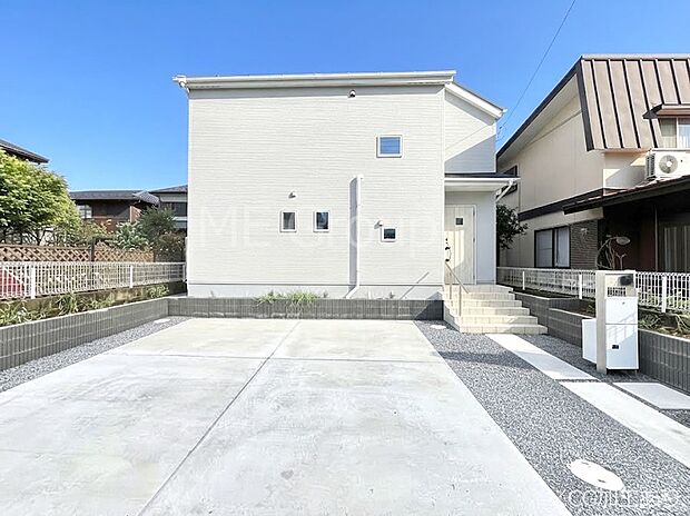 ~Exterior~ 堂々たる趣ながら、主張し過ぎずどこか余裕を感じさせるシャープなフォルムで佇む邸宅は、晴天の空と照らし合わせる事で、本来あるべき完成形の姿を見せてくれます。