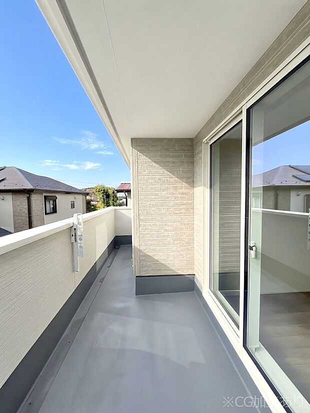 ~Balcony~ 大きな空に囲まれた気持ちのいい家。バルコニーを覗くだけで圧倒的な開放感に包まれます。バルコニーは陽がさしこみお布団や洗濯物を気持ちよく干すことができます。
