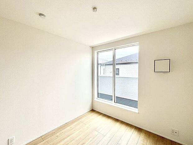 ～Bed Room～　部屋数が多いのが戸建てのメリットです。ご家族が増えたことで手狭に感じていた住まいも戸建てでは各居室プライバシーを保つことができます。住まいにゆとりが生まれ心もリラックスできます♪