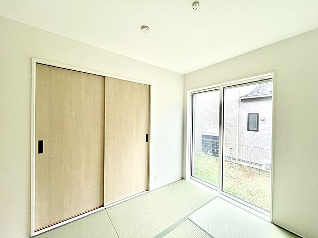 ～Japanese Room～　LDK隣接の和室は、アイロンがけなど奥様の家事スペースとして、また小さなお子様のいるご家庭ではお昼寝やおむつ替えの場としてご活用いただけます。