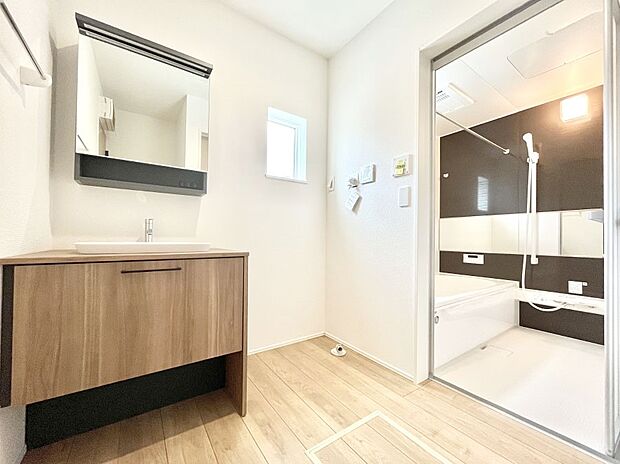 ～Dressing Room～　明るく清潔感溢れるパウダールーム。毎日使う場所だからこそ、快適な空間となっております。シャンプードレッサーを採用しておりますので、朝シャンも手軽に出来ます。