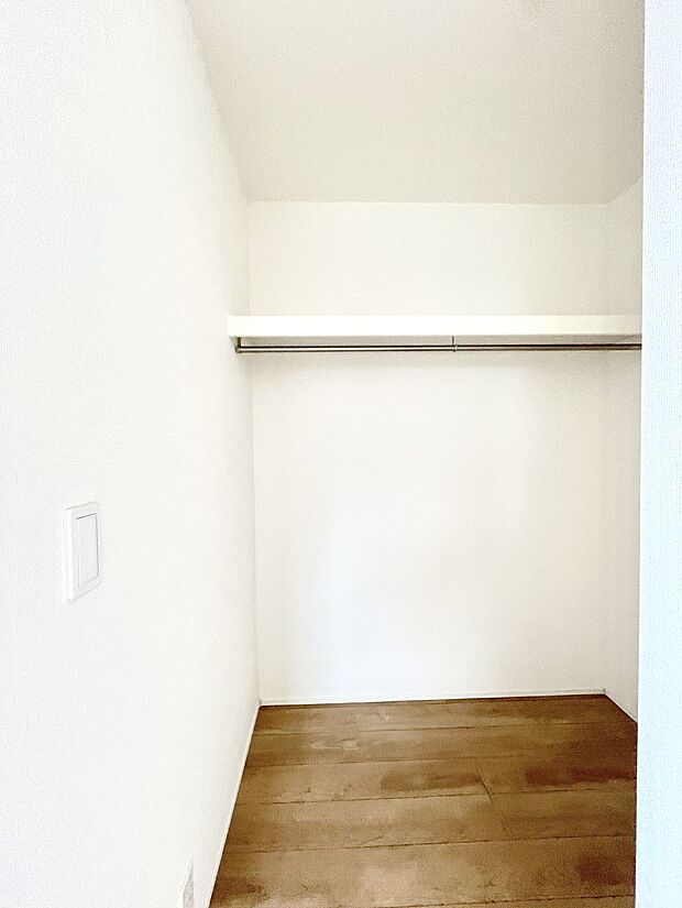 ~Walk-in Closet~ 必要なものやコーディネートを一覧して確認でき、身支度や準備が短時間で済むウォークインクローゼットを設置しました。家の中をすっきりとさせる便利な収納スペースです。