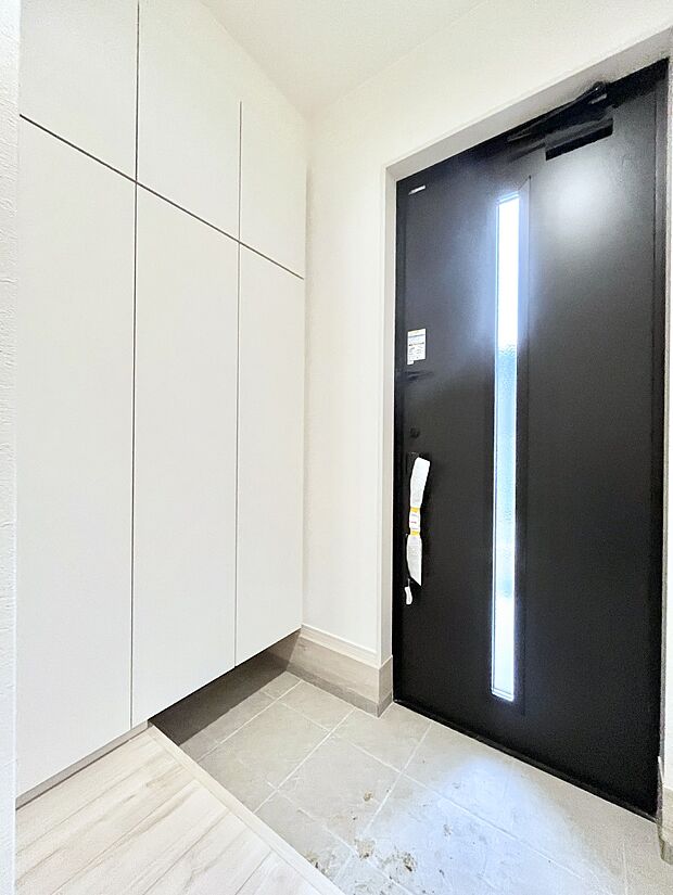 ◆1号棟◆~Entrance~ 家の中でお客様を迎える最初の場所である玄関は、家の印象そのものです!豊富な玄関収納で、常に綺麗に保つことが出来ます♪玄関にはたっぷり収納の下駄箱を完備!