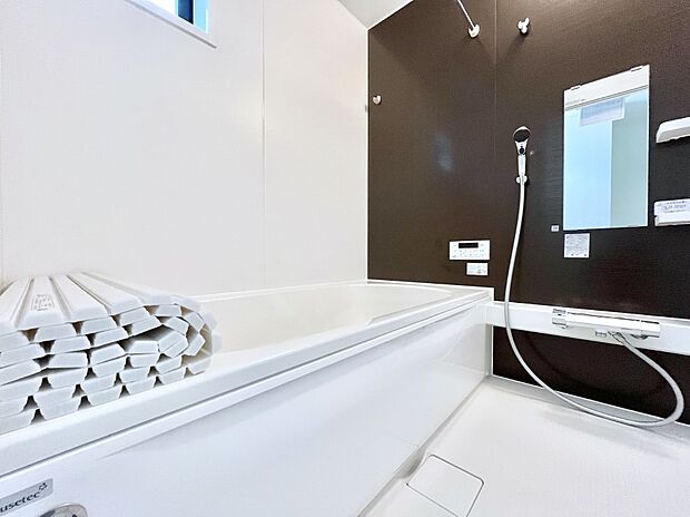 ◆1号棟◆~Bath Room~ 足を伸ばして入浴することが可能!一日の疲れを癒す貴重なバスタイムです。お子様とご一緒でも十分な広さなので、リビングとは違った家族団欒のひと時をお楽しみいただけます。
