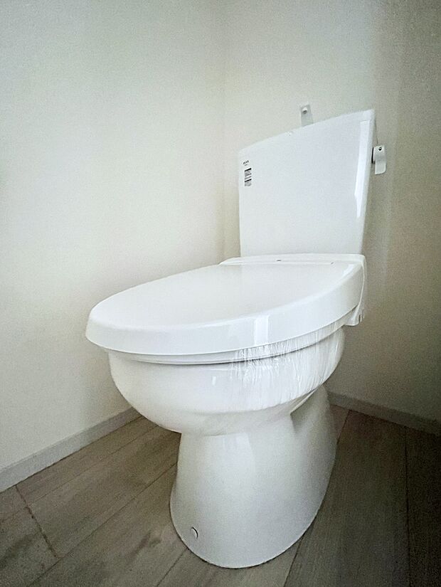 ◆1号棟◆~Toilet~ 綺麗・スッキリ・快適なウォシュレット付トイレでくつろげる空間です。トイレは毎日使わざるを得ないもの。いつも清潔を保ちたいですね。トイレが2ヶ所あるので朝の混雑時に便利です!
