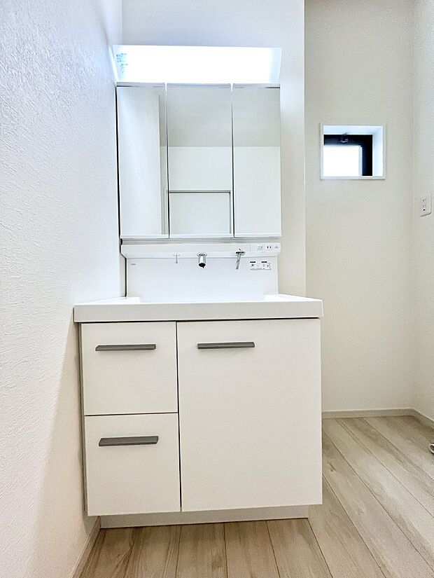 ◆1号棟◆~Dressing Room~ 十分な大きさの洗面台は収納もさる事ながら、身だしなみチェックや歯磨きなど、朝の慌ただしい時間でもホテルライクなスペースで余裕とゆとりを感じて頂けます。