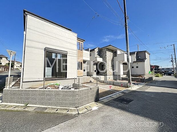 ~Exterior~ 前面道路は閑静な住宅地をはしる車通りの少ない道路。駐車の出し入れもらくらくです!ご不明点・現地見学のご希望は、お気軽にお問い合わせください!