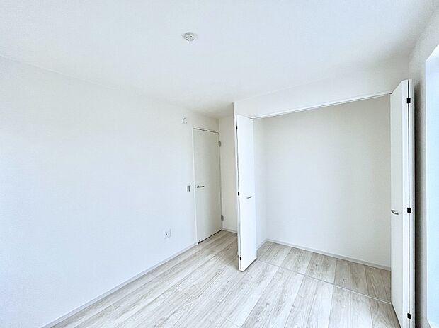 ◆1号棟◆~Bed Room~ 「今日も一日お疲れ様」とご夫婦でゆったりくつろげるWIC付きの寝室。毎日の家事やお仕事に疲れた日はフカフカのベットで癒されてください。快適な広さが自慢♪