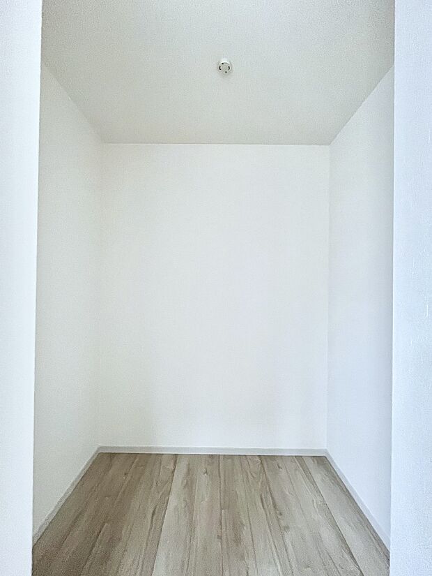 ◆1号棟◆~Walk-in Closet~ 衣装ケースやラックを自由に配置できる奥行きのあるウォークインクローゼット。季節の衣類や大きめの荷物もまとめて綺麗に整理でき、お部屋の生活感をスッキリ隠せます