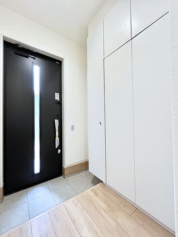 ◆2号棟◆~Entrance~ 玄関は家の顔といわれますが我が家のセンスをさりげなく感じさせる魅力ある玄関造りも楽しみの一つ。帰宅する度に家族がほっとできる心地よい空間造りも大切ですね♪