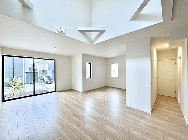 ◆2号棟◆~Living~豊かな陽光がこの場所を照らしだす。 光溢れるこの空間はみんなの笑顔が集う場所、時を忘れ、つきることのないたわいもない会話を楽しむ時間、たくさんの思いが綴られる場所。