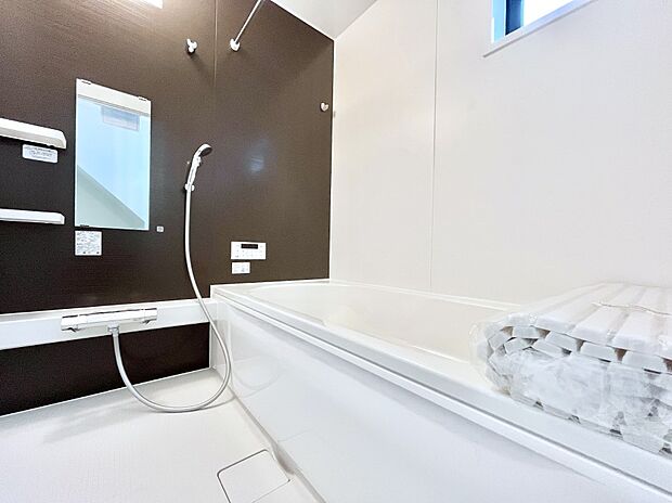 ◆2号棟◆~Bath Room~ 落ち着いた雰囲気の浴室で明日に向けてリフレッシュ。浴室乾燥機能も付いているので隣の洗濯機置き場で洗い上がった洗濯物を、雨の日も天気を気にせず乾燥させることも可能です。