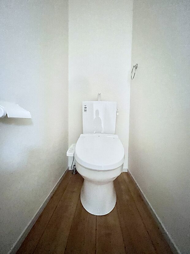 ◆2号棟◆~Toilet~ 綺麗・スッキリ・快適なウォシュレット付トイレでくつろげる空間です。採光もあり明るく、快適空間となっております♪毎日使う場所だからこその配慮です!
