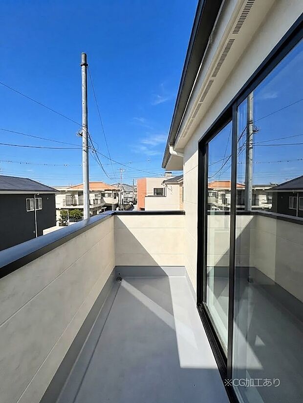 ◆2号棟◆~Balcony~ バルコニーは温かい陽がさしこみ、お布団や洗濯物を気持ちよく干すことができます。 使いやすく開放的なバルコニーです♪陽ざしがたっぷり降り注ぐ、バルコニー付き住まい。
