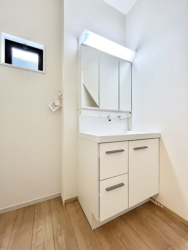 ◆2号棟◆~Dressing Room~ 明るく清潔感溢れるパウダールーム。毎日使う場所だからこそ、快適な空間となっております。シャンプードレッサーを採用しておりますので、朝シャンも手軽に出来ます。