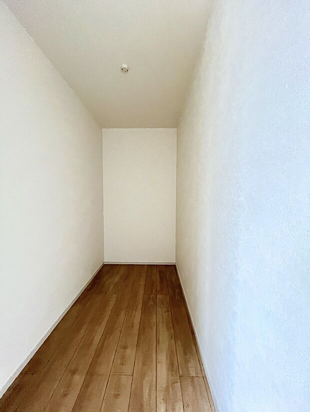 ◆2号棟◆~Walk-in Closet~ 衣装ケースやラックを自由に配置できる奥行きのあるウォークインクローゼット。季節の衣類や大きめの荷物もまとめて綺麗に整理でき、お部屋の生活感をスッキリ隠せます