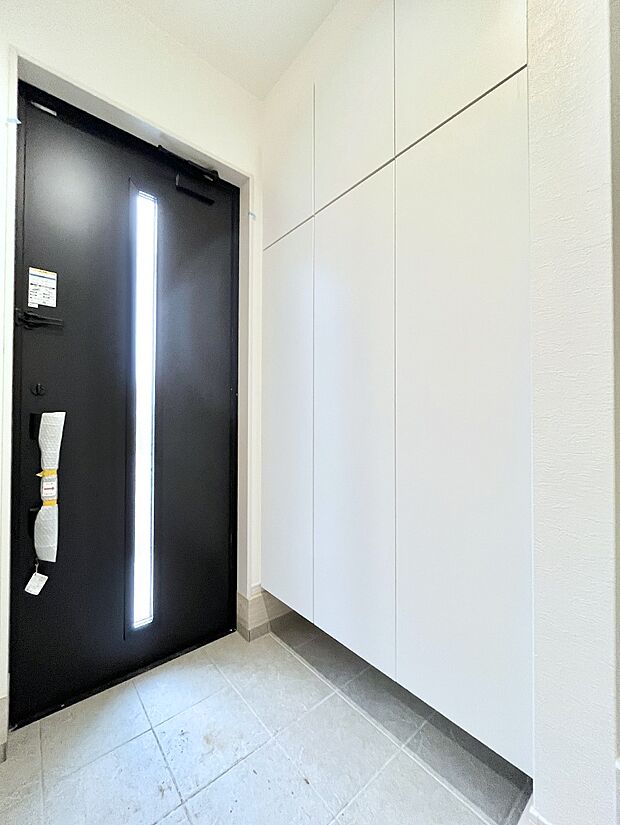 ◆3号棟◆~Entrance~ 家の中でお客様を迎える最初の場所である玄関は、家の印象そのものです!豊富な玄関収納で、常に綺麗に保つことが出来ます♪玄関にはたっぷり収納の下駄箱を完備!