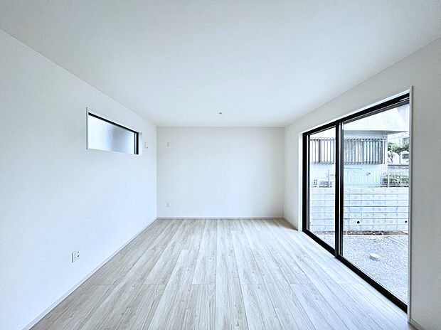 ◆3号棟◆~Living~ 豊かな陽光がこの場所を照らしだす。 光溢れるこの空間はみんなの笑顔が集う場所、時を忘れ、つきることのないたわいもない会話を楽しむ時間、たくさんの思いが綴られる場所。