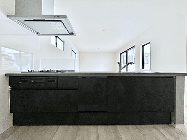 ◆3号棟◆~Kitchen~ 会話が弾むリビング、料理が愉しくなるキッチン。家は、ただ生活する場ではなく、暮らしを愉しく、快適にする場所。笑顔の毎日、安らぎの日々のために、最新の設備・仕様を採用。