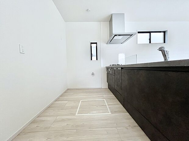 ◆3号棟◆~Kitchen~ 自然光が入る窓のあるキッチン☆毎日使う場所だからこそ、使い勝手を考慮しました。ゆったりとしたキッチンコーナーは質感豊かな仕上がりとなっております。