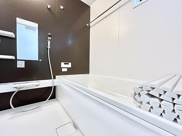 ◆3号棟◆~Bath Room~ 落ち着いた雰囲気の浴室で明日に向けてリフレッシュ。浴室乾燥機能も付いているので隣の洗濯機置き場で洗い上がった洗濯物を、雨の日も天気を気にせず乾燥させることも可能です