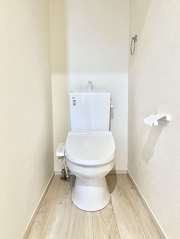 ◆3号棟◆~Toilet~ 清潔感のある水回り♪トイレはウォシュレット付きです◎トイレは毎日使わざるを得ないもの。いつも清潔を保ちたいですね。トイレが2ヶ所あるので朝の混雑時に便利です!