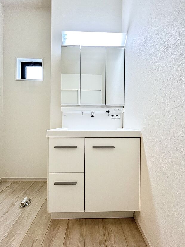 ◆3号棟◆~Dressing Room~ 暗くなりがちな洗面所も窓があると採光と換気が可能なので気持ちよくお使い頂けます。三面鏡タイプの洗面台は鏡裏収納で散らかりがちな洗面所もスッキリ♪